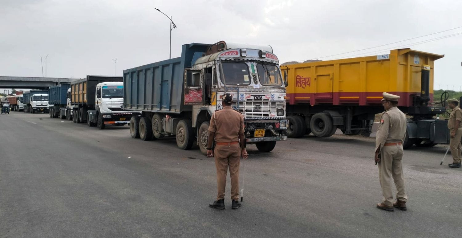 फोटो 09 एमएएचपी 06 परिचय-डायवर्जन के चलते खन्ना टोल प्लाजा के आगे इस तरह हाईवे पर खड़े भारी वाह