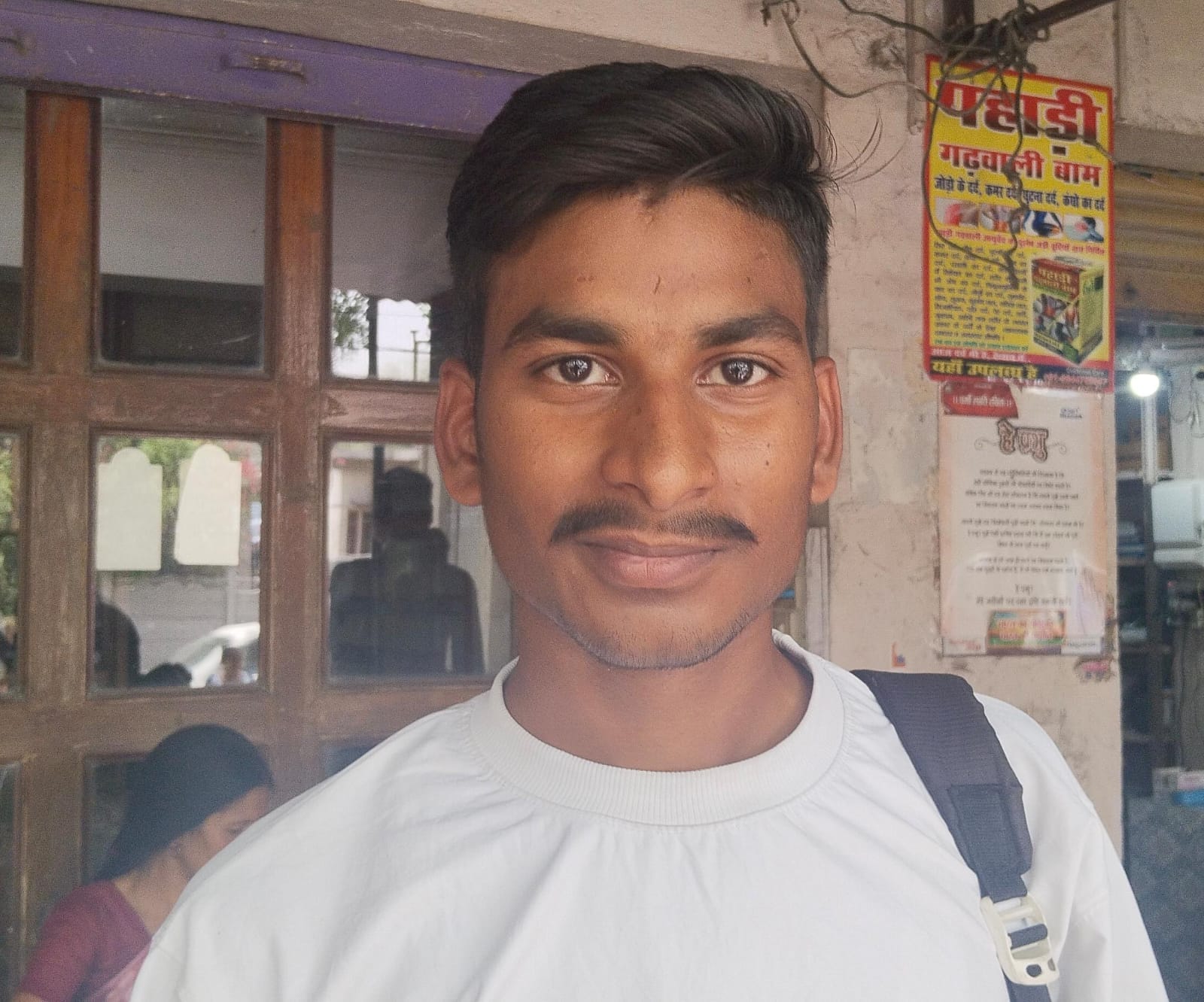 फोटो-12 - दिबियापुर कस्बा के फफूंद रोड पर केंद्र के बाहर लगा जाम। संवाद फोटो-12 - दिबियापुर कस्बा के फफूंद रोड पर केंद्र के बाहर लगा जाम। संवाद