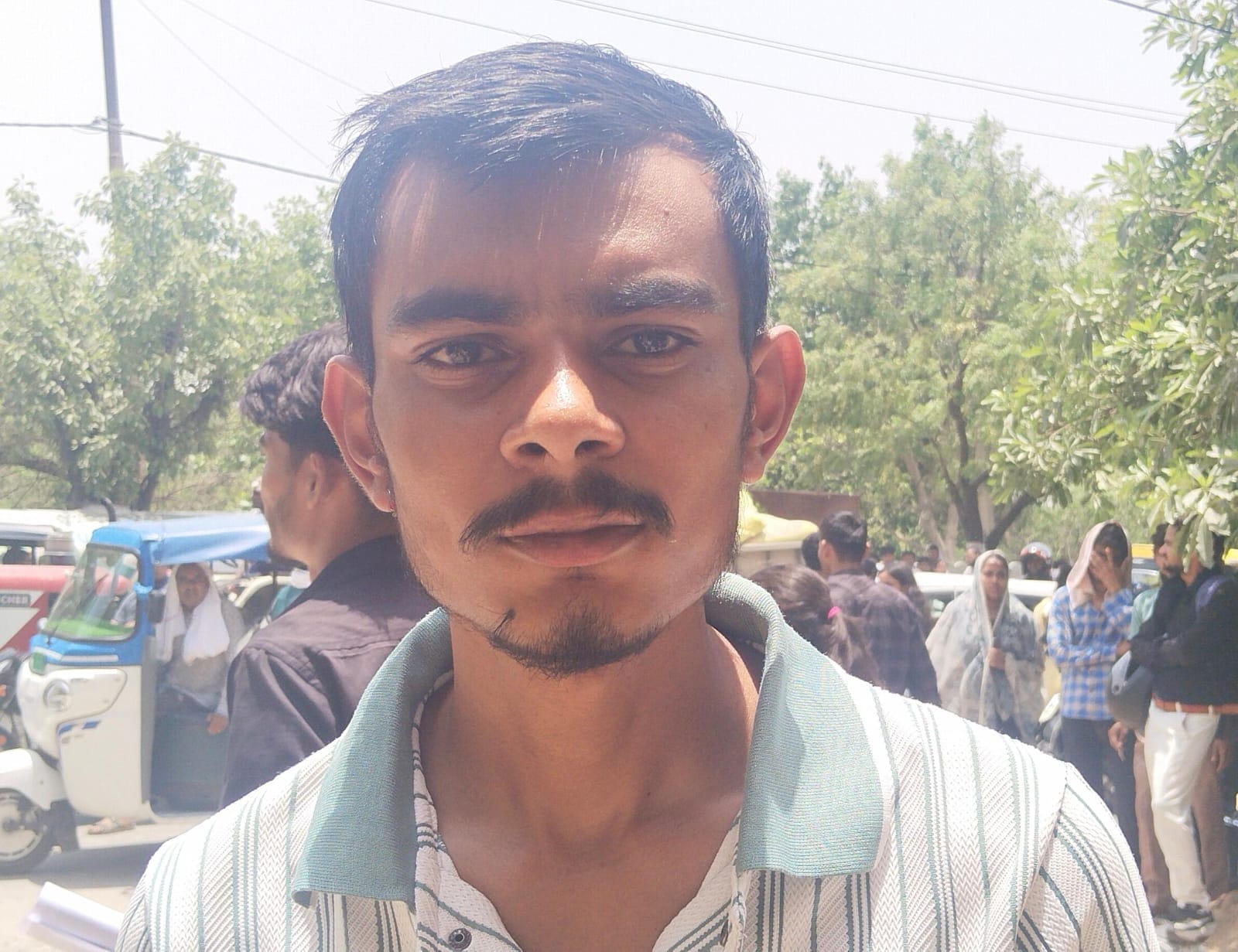 फोटो-12 - दिबियापुर कस्बा के फफूंद रोड पर केंद्र के बाहर लगा जाम। संवाद फोटो-12 - दिबियापुर कस्बा के फफूंद रोड पर केंद्र के बाहर लगा जाम। संवाद