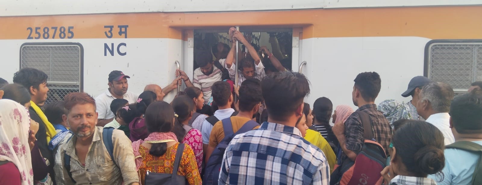फोटो-12 - दिबियापुर कस्बा के फफूंद रोड पर केंद्र के बाहर लगा जाम। संवाद फोटो-12 - दिबियापुर कस्बा के फफूंद रोड पर केंद्र के बाहर लगा जाम। संवाद