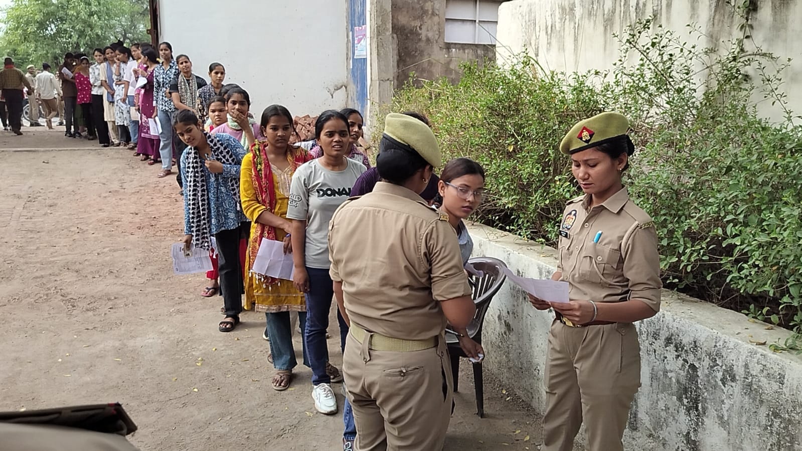 फोटो-12 - दिबियापुर कस्बा के फफूंद रोड पर केंद्र के बाहर लगा जाम। संवाद फोटो-12 - दिबियापुर कस्बा के फफूंद रोड पर केंद्र के बाहर लगा जाम। संवाद