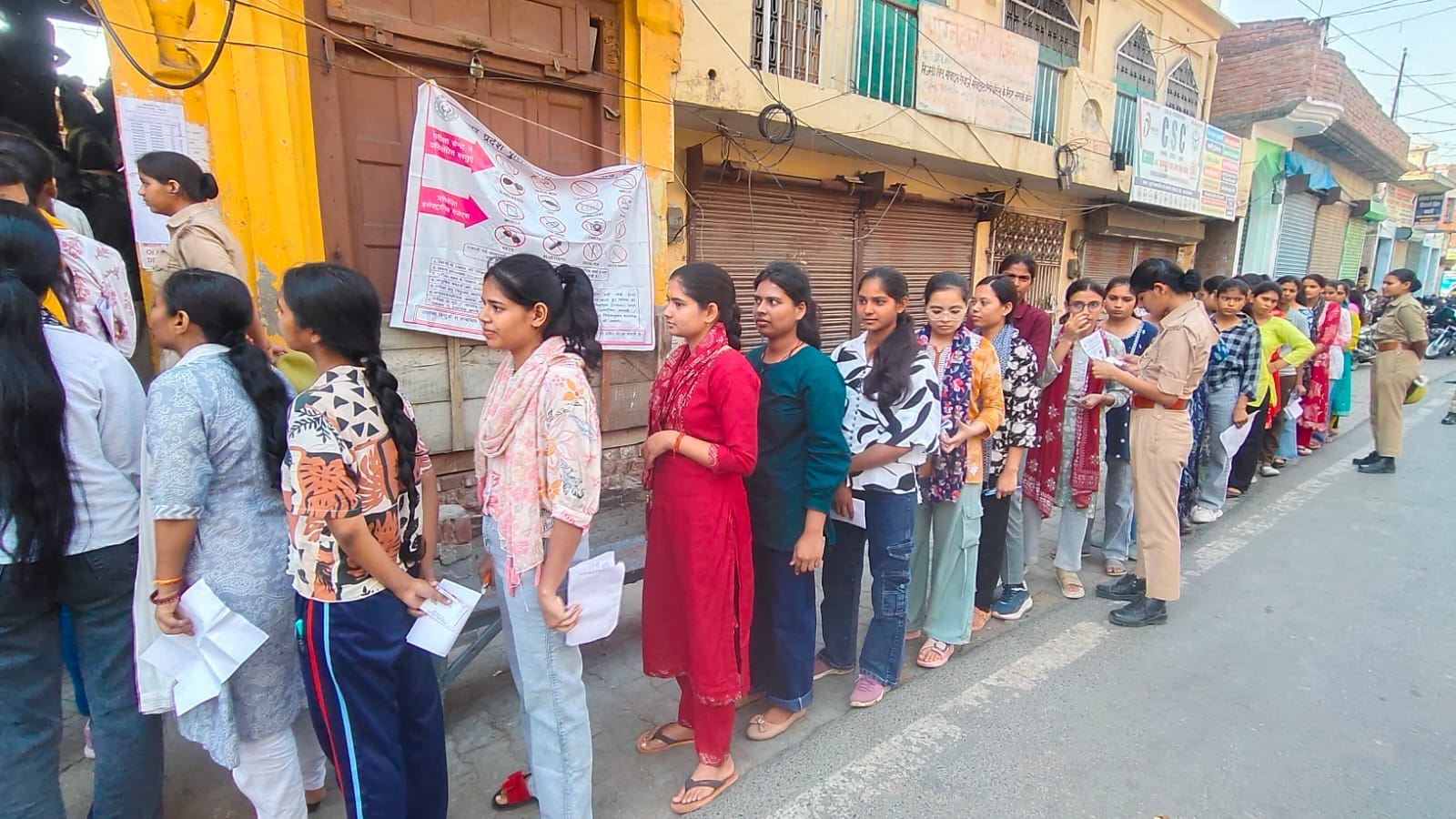 फोटो-13 कमालगंज के आरपी इंटर कॉलेज से पुलिस भर्ती परीक्षा देकर निकलते परीक्षार्थी। संवाद फोटो-13 कमालगंज के आरपी इंटर कॉलेज से पुलिस भर्ती परीक्षा देकर निकलते परीक्षार्थी। संवाद