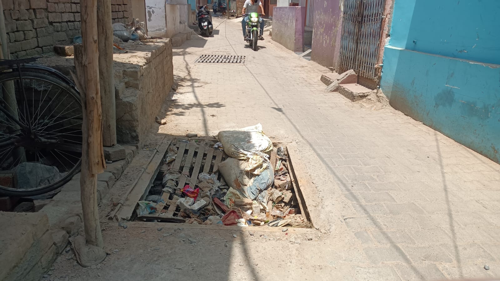 फोटो-29 पलरिया में भूमिगत नाले के ऊपर टूटा जाल। संवाद