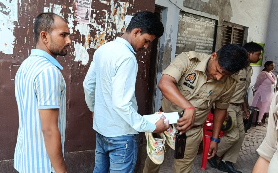 फोटो-42- श्याम कुमारी सेठ बालिका इंटर कॉलेज परीक्षा केंद्र पर लाइन में खड़ी महिला अभ्यर्थी। संव फोटो-42- श्याम कुमारी सेठ बालिका इंटर कॉलेज परीक्षा केंद्र पर लाइन में खड़ी महिला अभ्यर्थी। संव