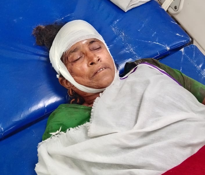 घटना स्थल पर जांच करते पुलिस अधिकारी। घटना स्थल पर जांच करते पुलिस अधिकारी।