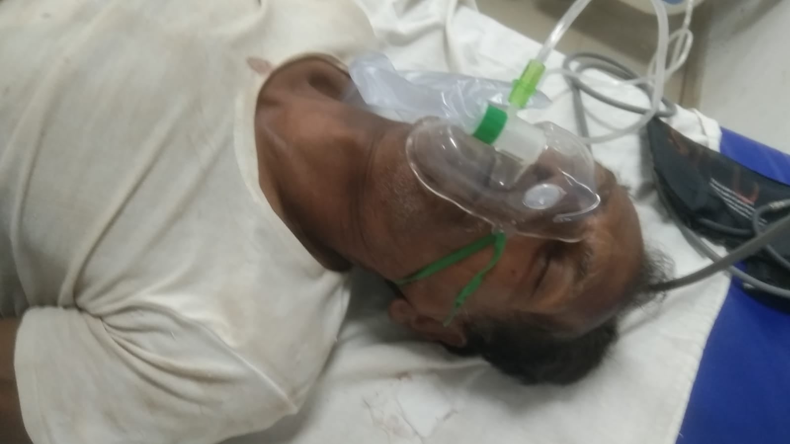 घटना स्थल पर जांच करते पुलिस अधिकारी। घटना स्थल पर जांच करते पुलिस अधिकारी।