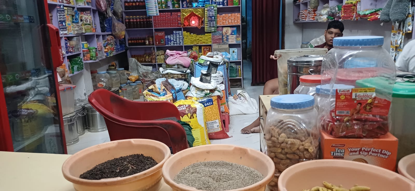 जनरल मार्चेंट की दुकान पर रखे बिक्री के मसाले। जनरल मार्चेंट की दुकान पर रखे बिक्री के मसाले।