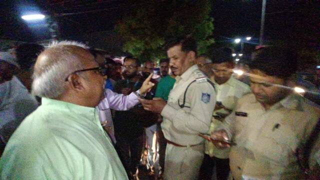 कॉलोनी की पक्की सड़क तोड़े जाने को लेकर रहवासियों ने जताया आक्रोश कॉलोनी की पक्की सड़क तोड़े जाने को लेकर रहवासियों ने जताया आक्रोश