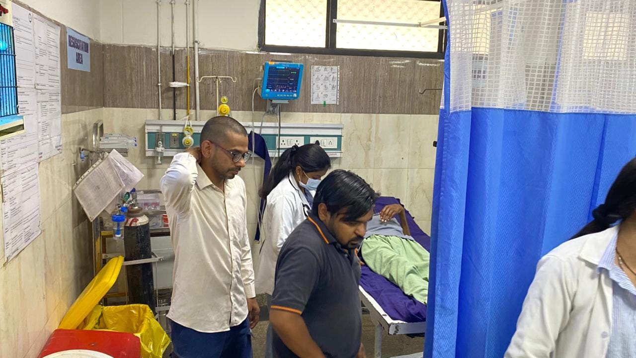 कुरुक्षेत्र। जिला नागरिक अस्पताल के वार्ड में स्टाफ नर्स के इंतजार में खड़े मरीज के साथ आए उनके कुरुक्षेत्र। जिला नागरिक अस्पताल के वार्ड में स्टाफ नर्स के इंतजार में खड़े मरीज के साथ आए उनके