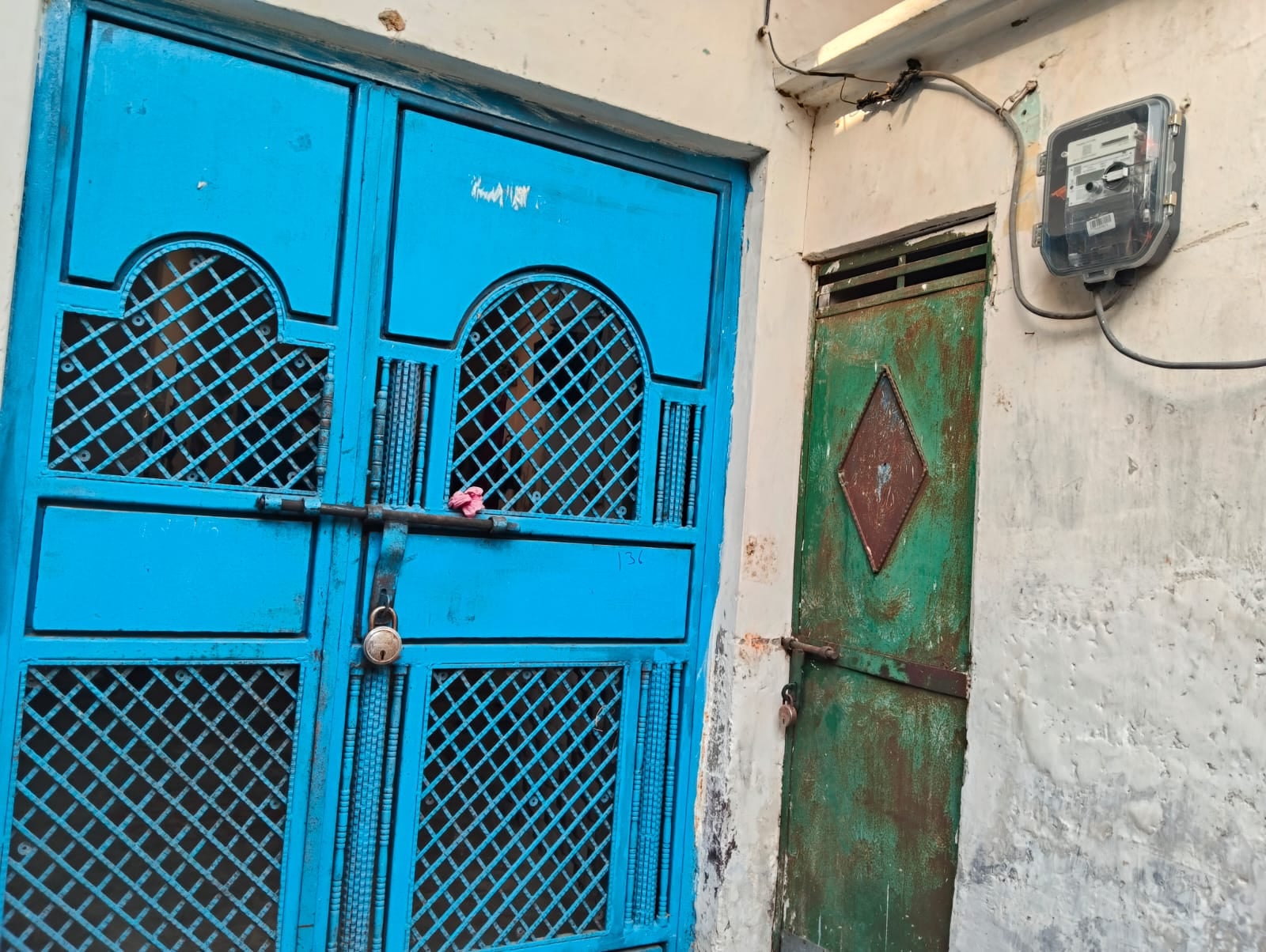 खेड़ी बैरागी गांव में गमगीन बैठे परिजन। संवाद खेड़ी बैरागी गांव में गमगीन बैठे परिजन। संवाद