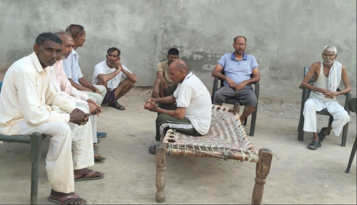 खेड़ी बैरागी गांव में गमगीन बैठे परिजन। संवाद खेड़ी बैरागी गांव में गमगीन बैठे परिजन। संवाद