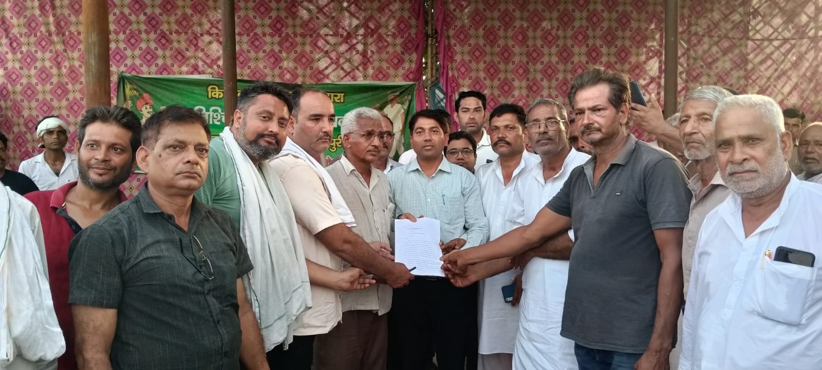 खरखौदा में धरना स्थल पर पहुंचे एडीएम प्रशासन सहित अधिकारियों को अपना मांग पत्र सुनाते किसान (सं खरखौदा में धरना स्थल पर पहुंचे एडीएम प्रशासन सहित अधिकारियों को अपना मांग पत्र सुनाते किसान (सं