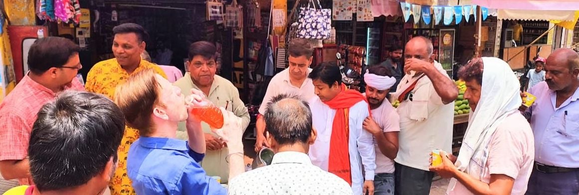 खिरनीबाग स्थित रामचरण धर्मशाला में भंडारा में प्रसाद ग्रहण करते श्रद्धालु। स्रोत: आयोजक खिरनीबाग स्थित रामचरण धर्मशाला में भंडारा में प्रसाद ग्रहण करते श्रद्धालु। स्रोत: आयोजक