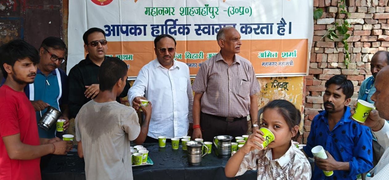 खिरनीबाग स्थित रामचरण धर्मशाला में भंडारा में प्रसाद ग्रहण करते श्रद्धालु। स्रोत: आयोजक खिरनीबाग स्थित रामचरण धर्मशाला में भंडारा में प्रसाद ग्रहण करते श्रद्धालु। स्रोत: आयोजक