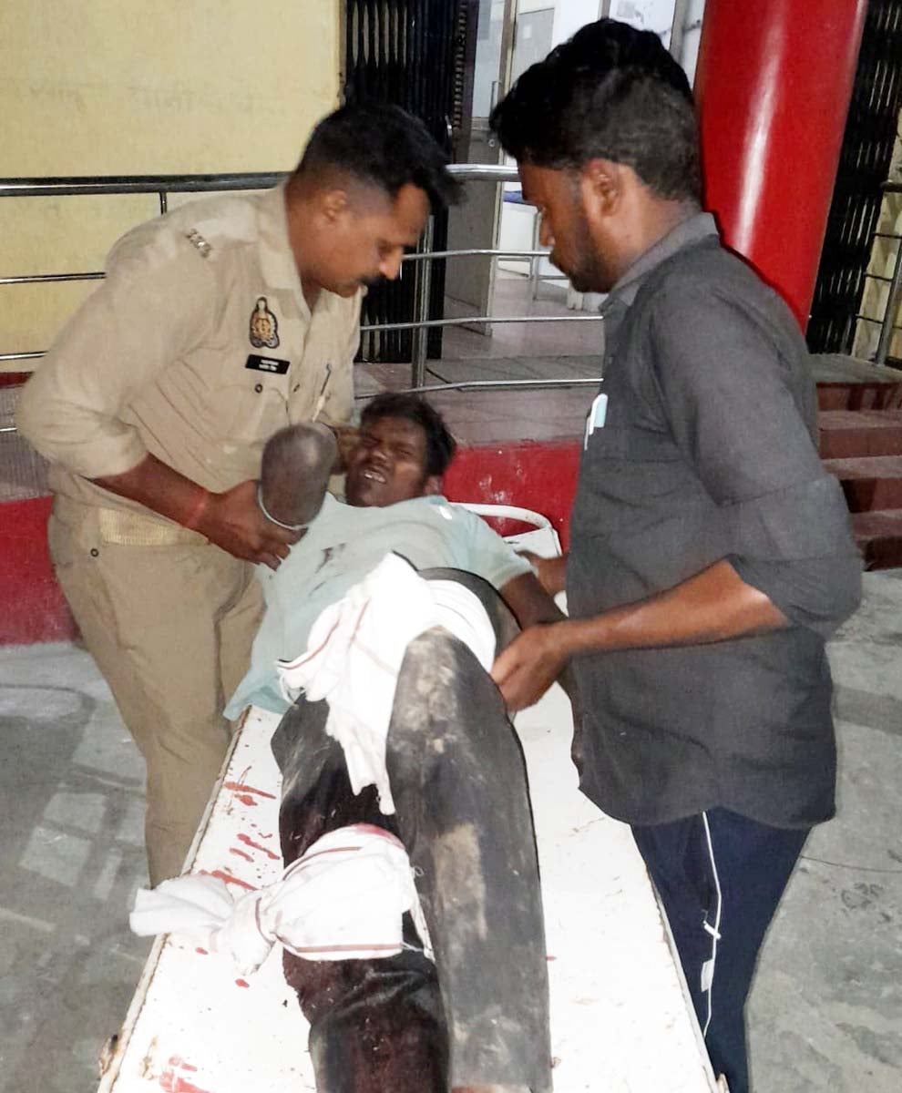 खुटार में बच्ची से दुष्कर्म के आरोपी से गोली से पुलिस की गाड़ी के शीशे में हुआ सुराख। संवाद खुटार में बच्ची से दुष्कर्म के आरोपी से गोली से पुलिस की गाड़ी के शीशे में हुआ सुराख। संवाद