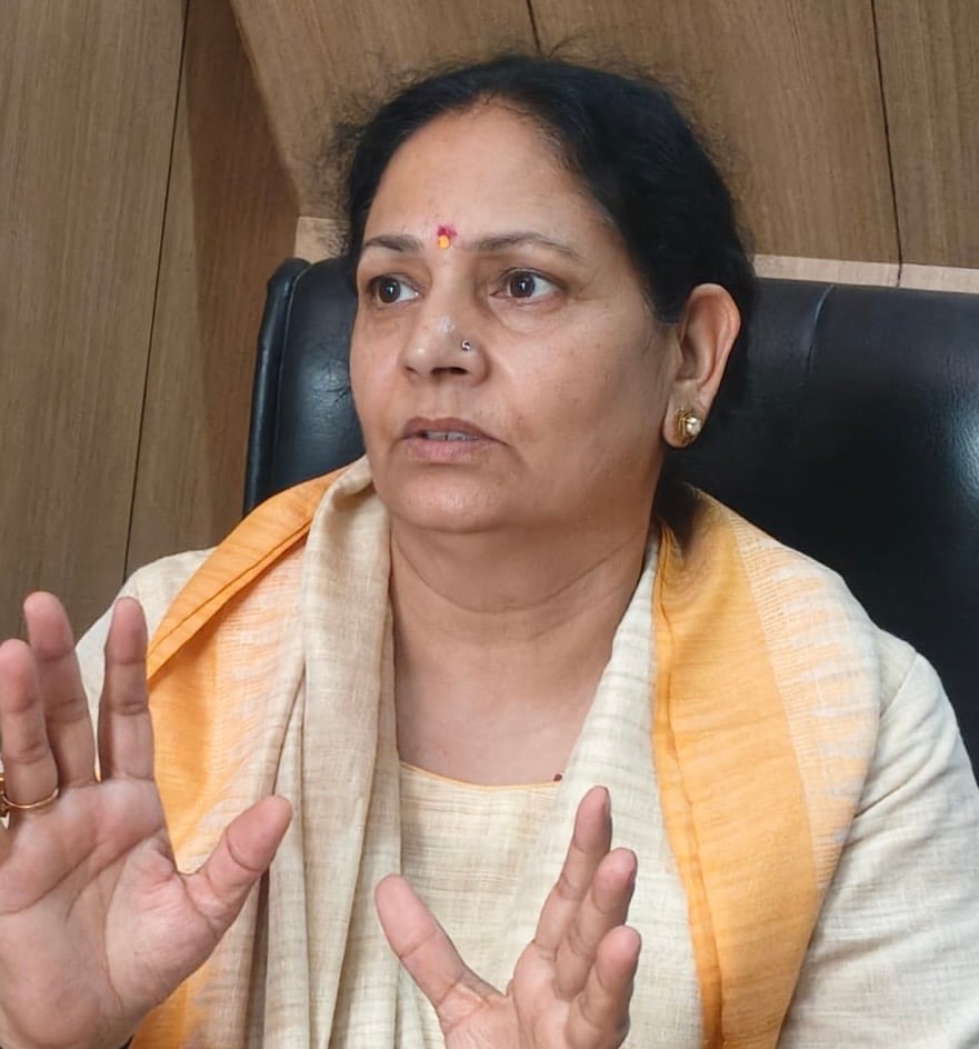 लोगों को घटते लिंगानुपात को लेकर जागरुक करते स्वास्थ्य विभाग के कर्मचारी। स्वयं