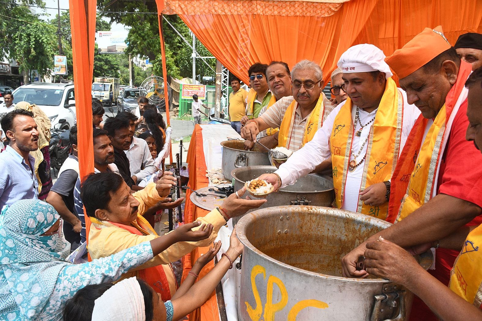 मंगलवार को पूरा शहर बजरंगबली की भक्ति में सराबोर नजर आया मंगलवार को पूरा शहर बजरंगबली की भक्ति में सराबोर नजर आया