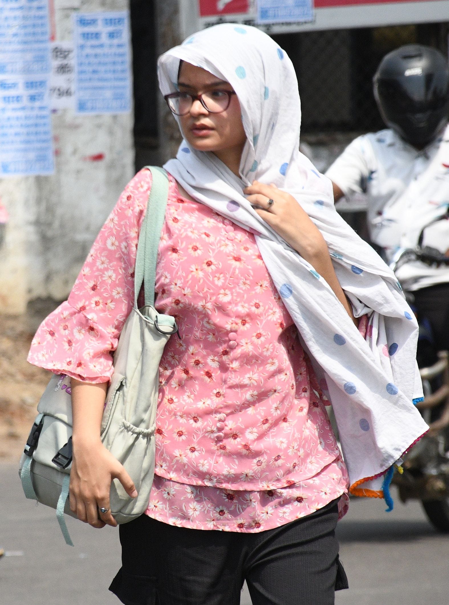 मंगलवार को तेज धूप से परेशान नजर आए लोग। 