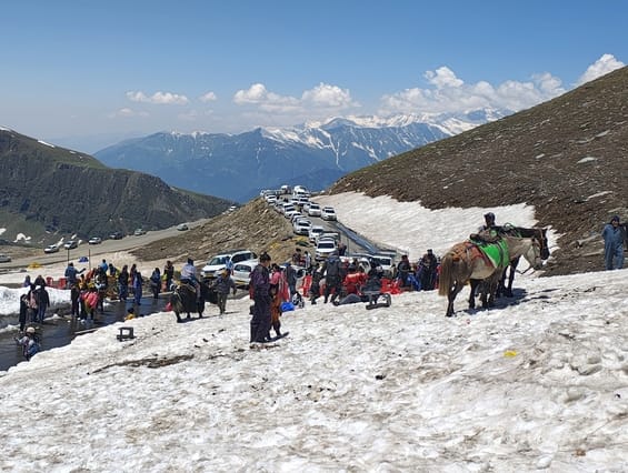 मनाली में लगी पर्यटक वाहनों की कतारे इन दिनों मैदानी इलाको से पर्यटक पहाड़ो का रूख कर रहे।-संवा मनाली में लगी पर्यटक वाहनों की कतारे इन दिनों मैदानी इलाको से पर्यटक पहाड़ो का रूख कर रहे।-संवा