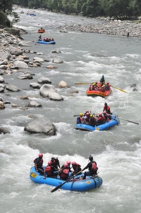 मनाली में लगी पर्यटक वाहनों की कतारे इन दिनों मैदानी इलाको से पर्यटक पहाड़ो का रूख कर रहे।-संवा मनाली में लगी पर्यटक वाहनों की कतारे इन दिनों मैदानी इलाको से पर्यटक पहाड़ो का रूख कर रहे।-संवा
