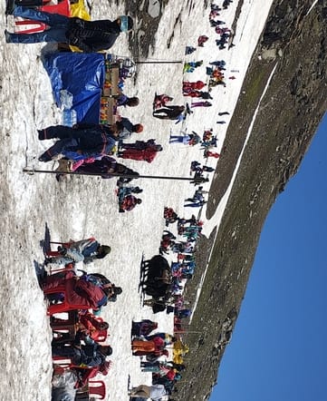 मनाली में लगी पर्यटक वाहनों की कतारे इन दिनों मैदानी इलाको से पर्यटक पहाड़ो का रूख कर रहे।-संवा मनाली में लगी पर्यटक वाहनों की कतारे इन दिनों मैदानी इलाको से पर्यटक पहाड़ो का रूख कर रहे।-संवा