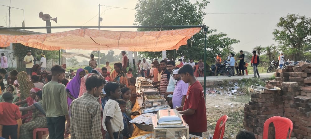 निगोहां के पुरहिया गांव स्थित बागेश्वर बाबा मंदिर में आयोजित भंडारे में प्रसाद ग्रहण करते भक्त