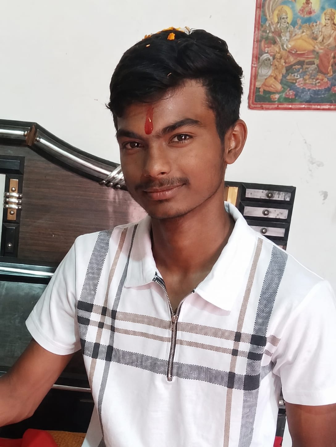 नहर के किनारे बैठे शिवम परिजन व पुलिस। सोशल मीडिया
