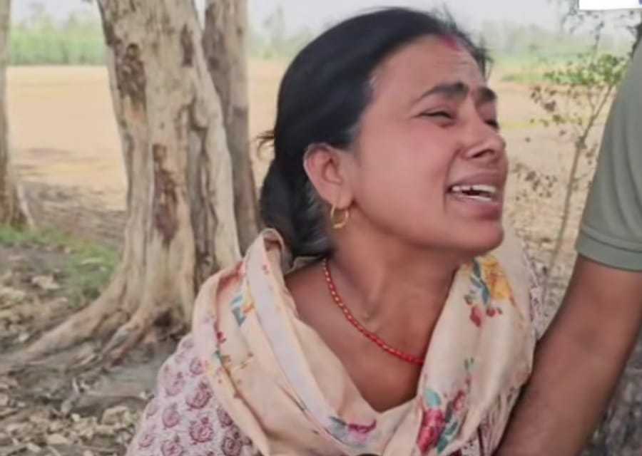 नहर के किनारे बैठे शिवम परिजन व पुलिस। सोशल मीडिया