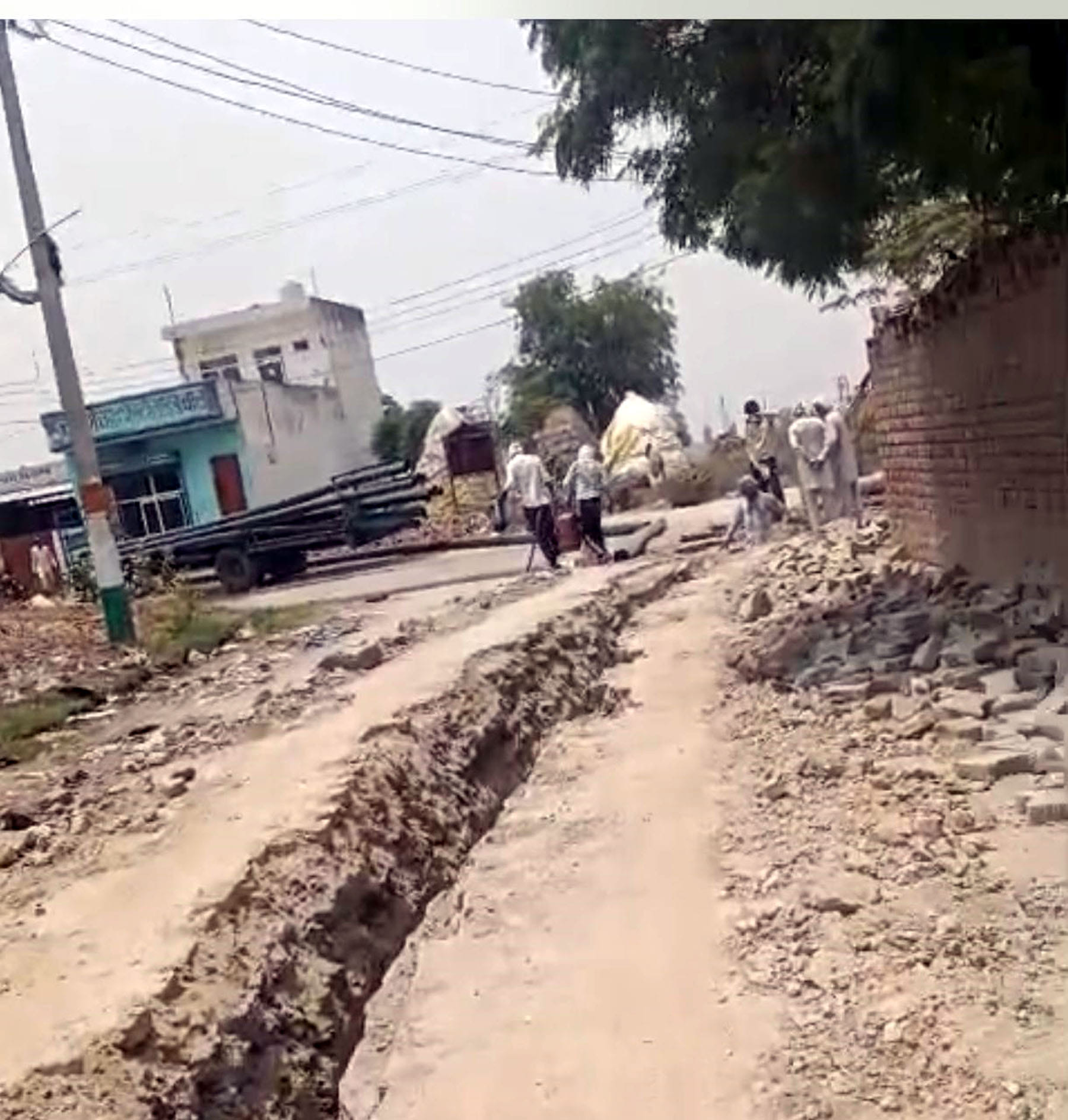 पाइप दबाने के लिए उखाड़ी गई गली। स्वयं