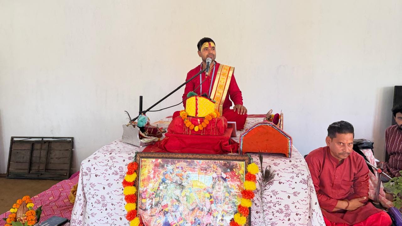 प्राचीन दिगंबर जैन बड़े मंदिर में पूजा अर्चना करते श्रद्धालु स्रोत संवाद प्राचीन दिगंबर जैन बड़े मंदिर में पूजा अर्चना करते श्रद्धालु स्रोत संवाद