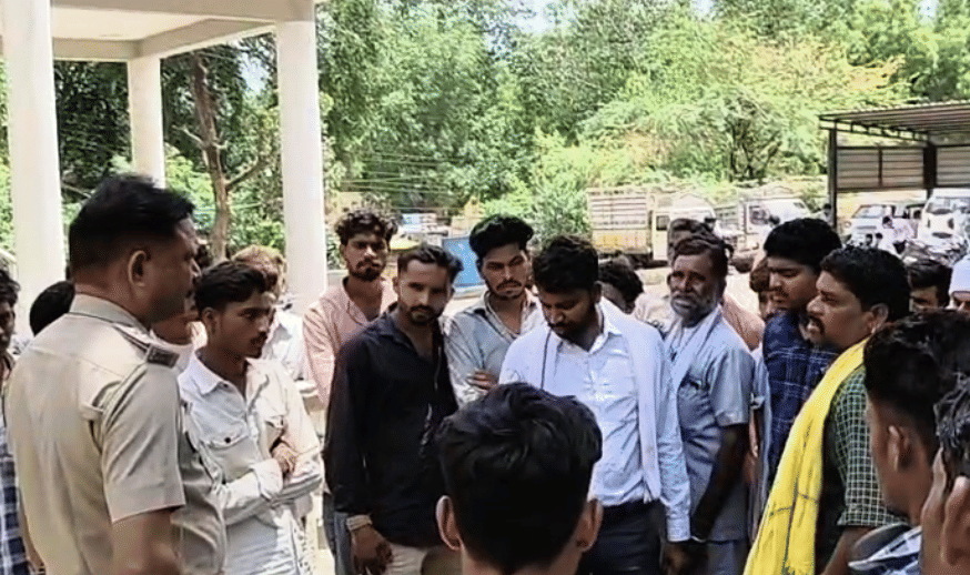 परिजन पुलिस से चर्चा करते हुए परिजन पुलिस से चर्चा करते हुए