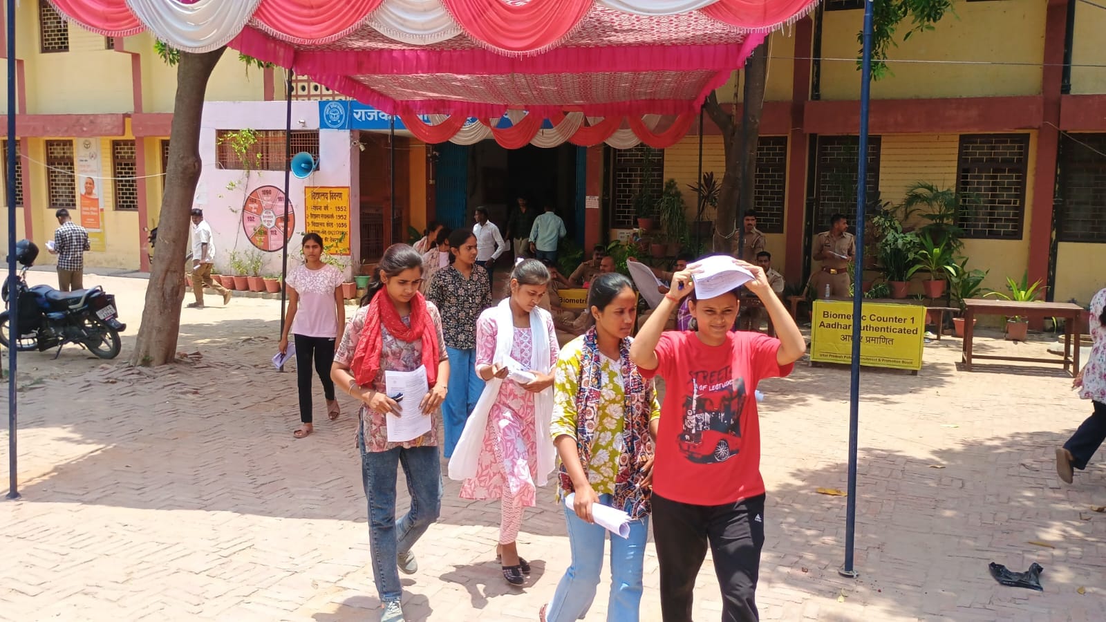 राजकीय बालिका इंटर कॉलेज से पुलिस भर्ती परीक्षा देकर बाहर निकलते परीक्षार्थी। संवाद राजकीय बालिका इंटर कॉलेज से पुलिस भर्ती परीक्षा देकर बाहर निकलते परीक्षार्थी। संवाद