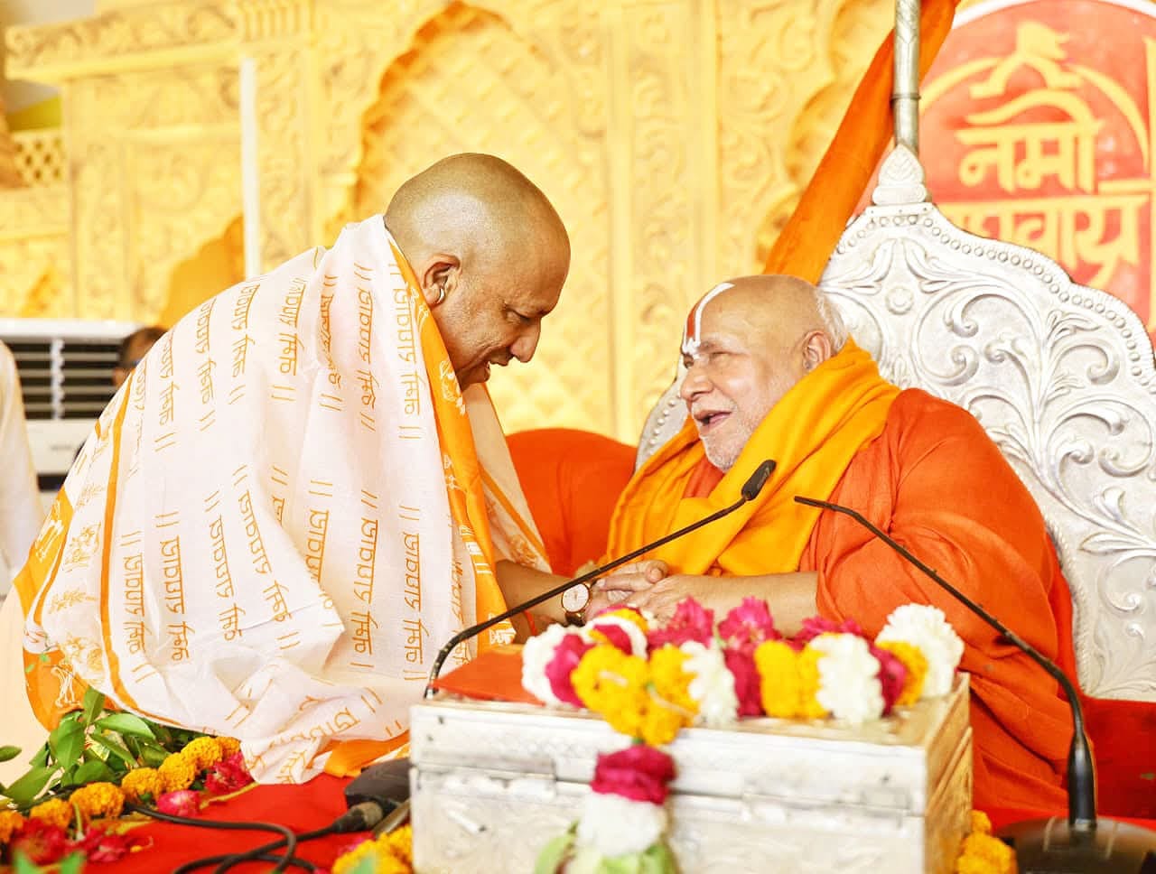 राजधानी में रामकथा के समापन पर श्रीरामभद्राचार्य से मिलते सीएम योगी। -संवाद