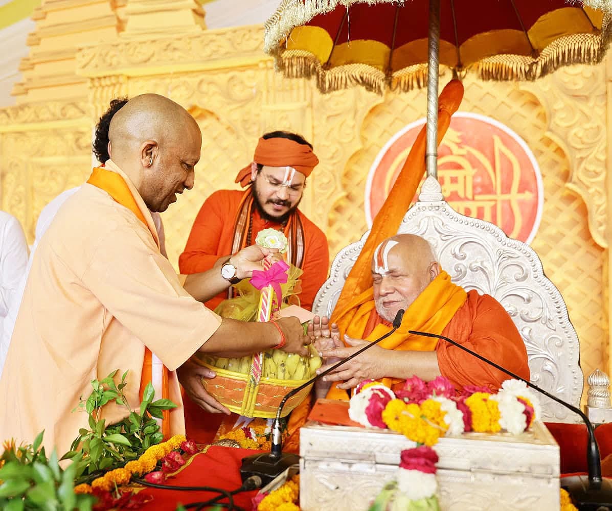 राजधानी में रामकथा के समापन पर श्रीरामभद्राचार्य से मिलते सीएम योगी। -संवाद