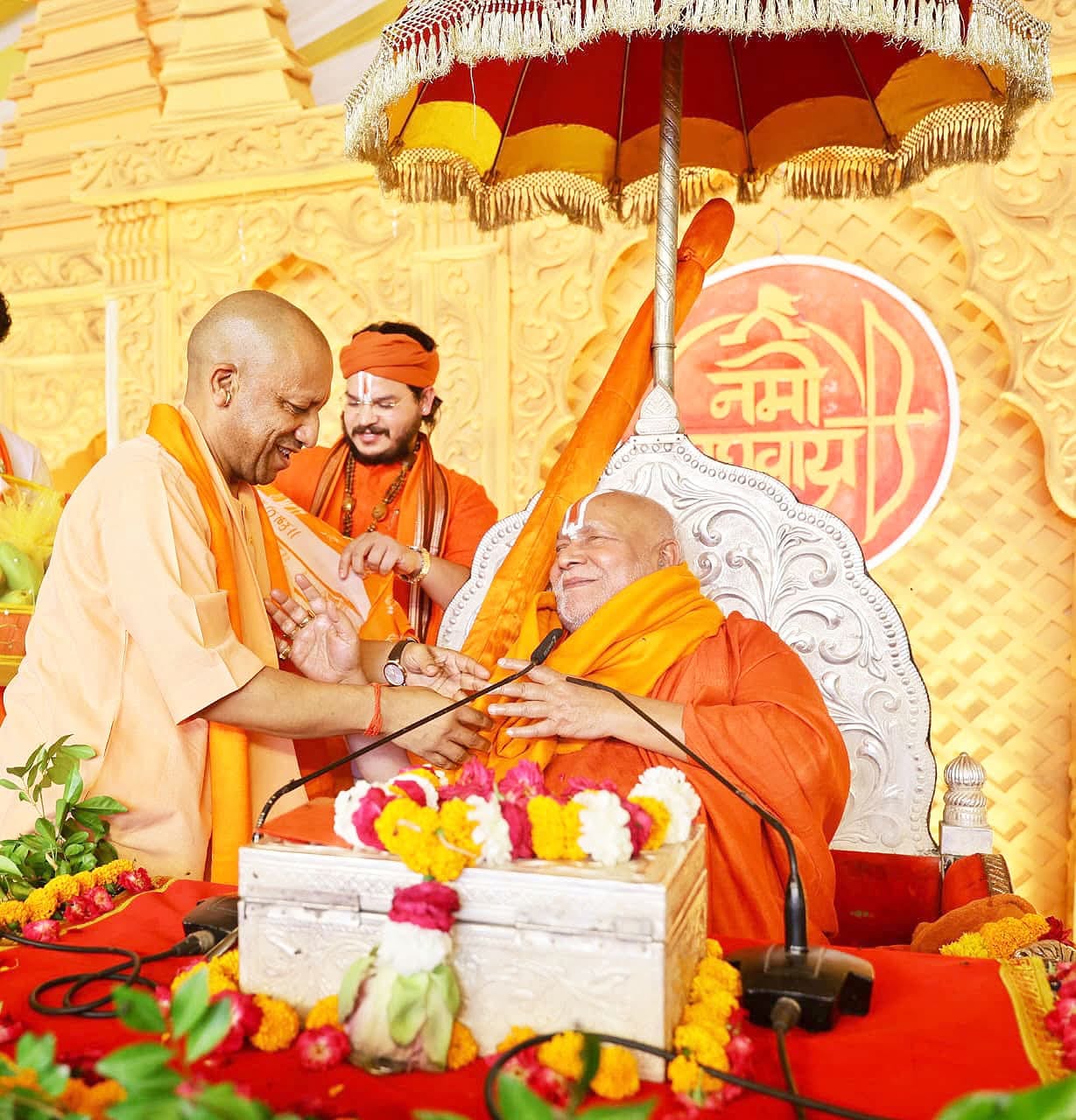 राजधानी में रामकथा के समापन पर श्रीरामभद्राचार्य से मिलते सीएम योगी। -संवाद