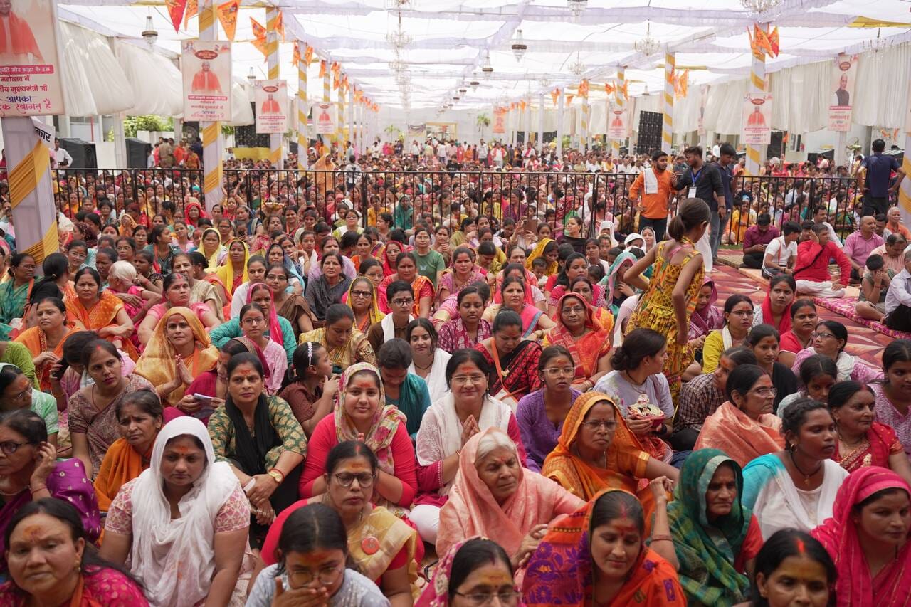राजधानी में रामकथा के समापन पर श्रीरामभद्राचार्य से मिलते सीएम योगी। -संवाद
