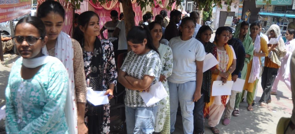 रेलवे स्टेशन पर ट्रेन का इंतजार करते पुलिस परीक्षा देने वाले अभ्यर्थी। संवाद