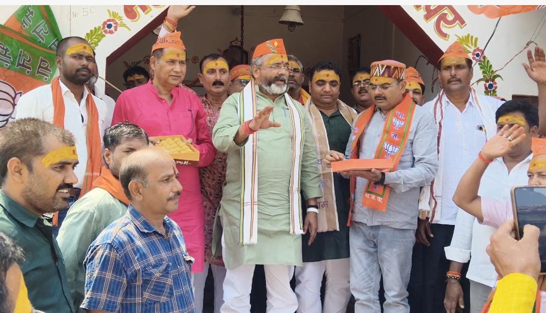 रेणुकूट में प्रधानमंत्री नरेंद्र मोदी के ऐतिहासिक कार्यकाल पर कीर्तन एवं हवन करते भाजपा के पदा रेणुकूट में प्रधानमंत्री नरेंद्र मोदी के ऐतिहासिक कार्यकाल पर कीर्तन एवं हवन करते भाजपा के पदा