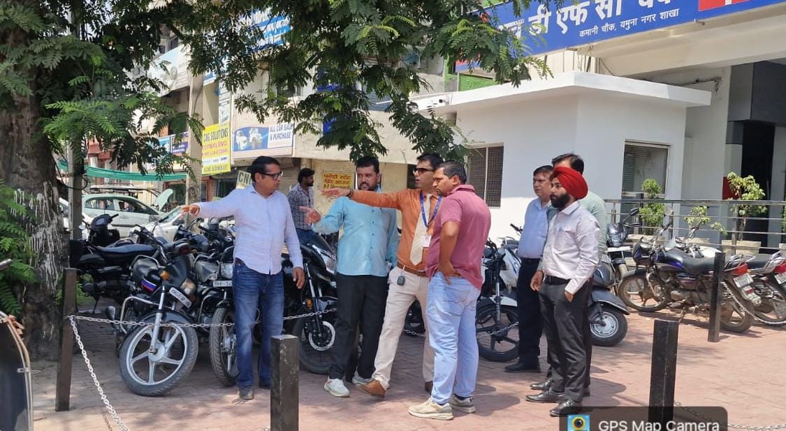 सड़क पर रखा सामान जब्त करते निगम के कर्मचारी। प्रवक्ता सड़क पर रखा सामान जब्त करते निगम के कर्मचारी। प्रवक्ता