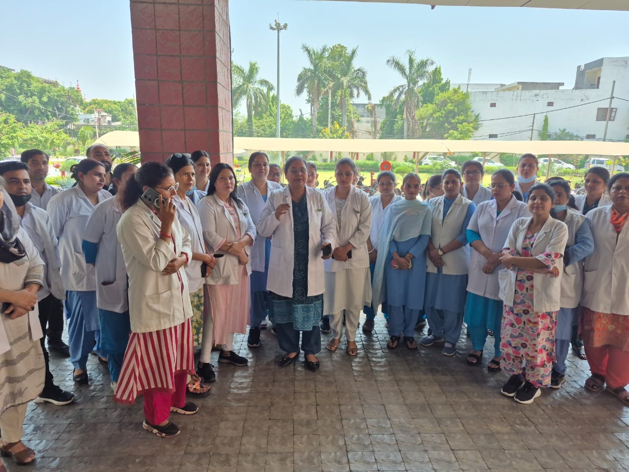 सिविल सर्जन डॉ. जितेंद्र सिंह को मांग पत्र सौंपती नर्सिंग ऑफिसर। स्वयं सिविल सर्जन डॉ. जितेंद्र सिंह को मांग पत्र सौंपती नर्सिंग ऑफिसर। स्वयं
