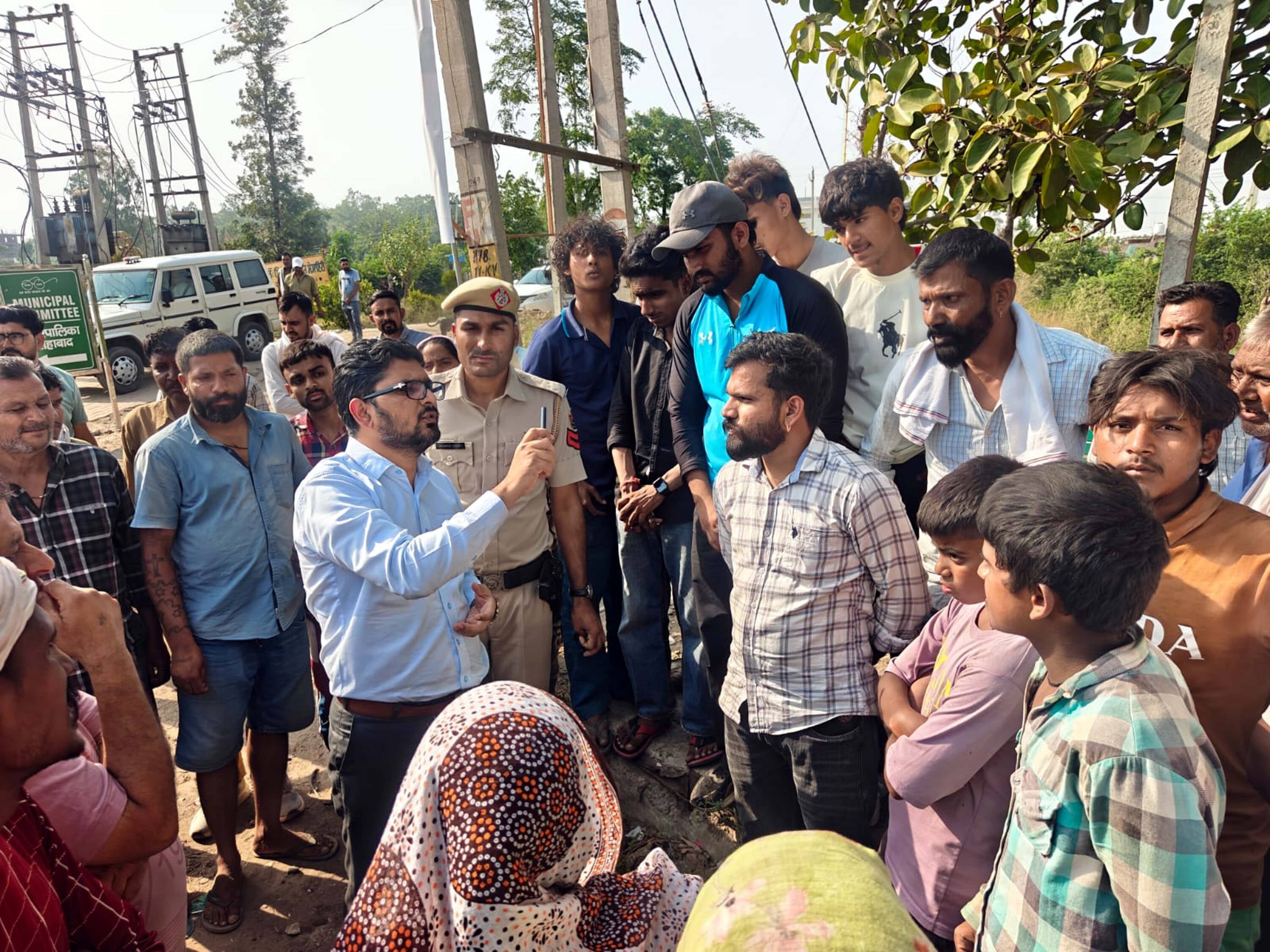 शाहाबाद।  अतिक्रमण हटाने के दौरान मौजूद पुलिस बल।