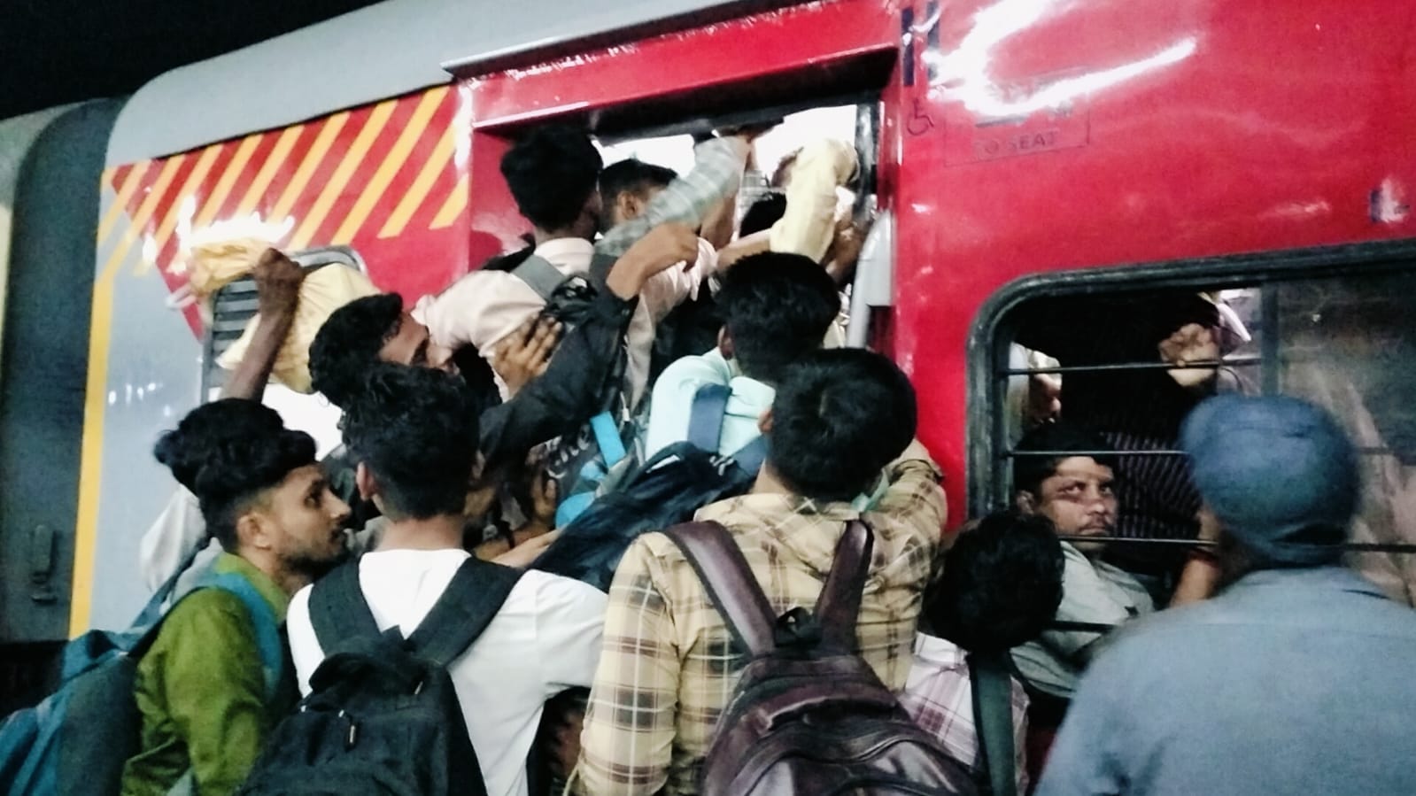 शाहजहांपुर में सोमवार की रात रेलवे स्टेशन पर लेटे अभ्यर्थी। संवाद शाहजहांपुर में सोमवार की रात रेलवे स्टेशन पर लेटे अभ्यर्थी। संवाद