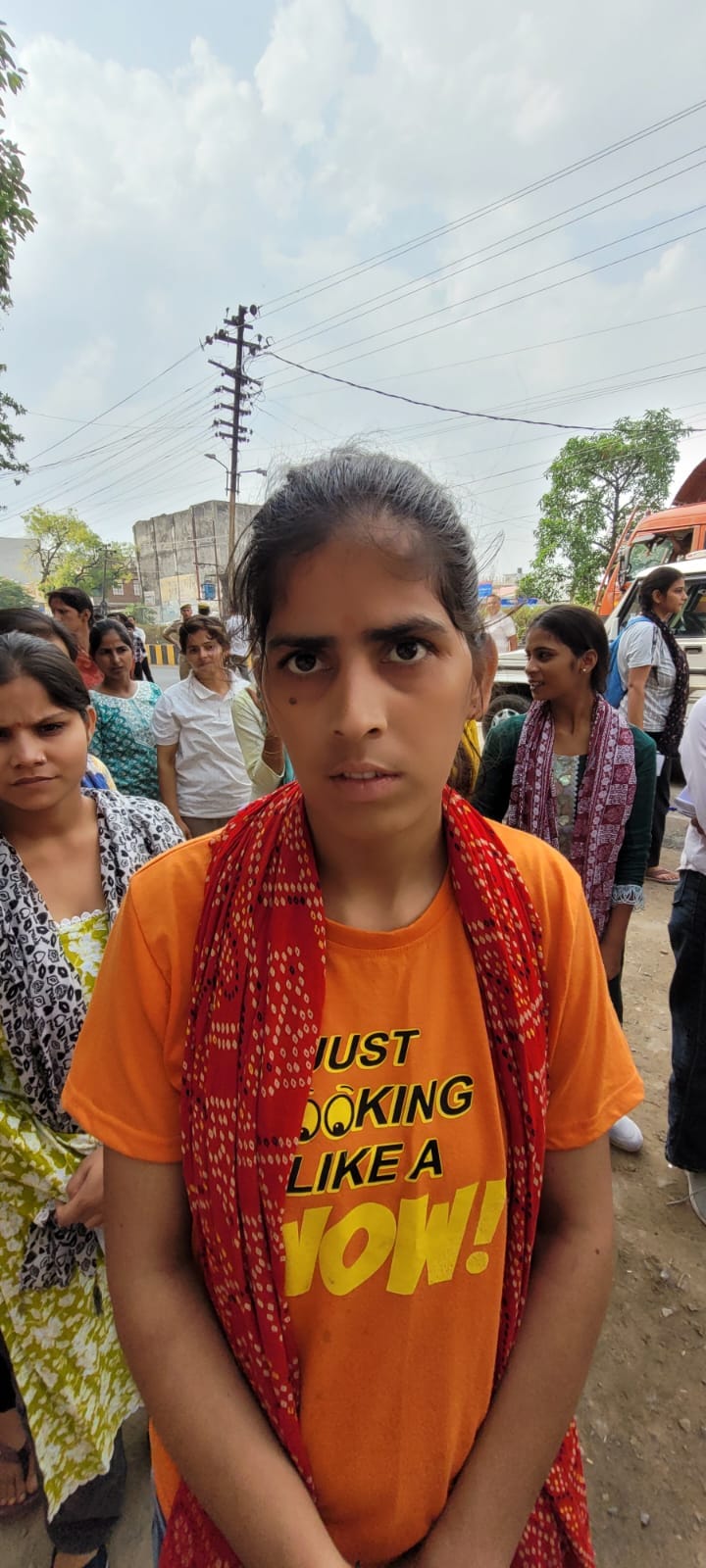 शहर के श्री गांधी स्मारक इंटर कॉलेज के बाहर अभ्यर्थियों की चेकिंग करते पुलिसकर्मी। संवाद शहर के श्री गांधी स्मारक इंटर कॉलेज के बाहर अभ्यर्थियों की चेकिंग करते पुलिसकर्मी। संवाद