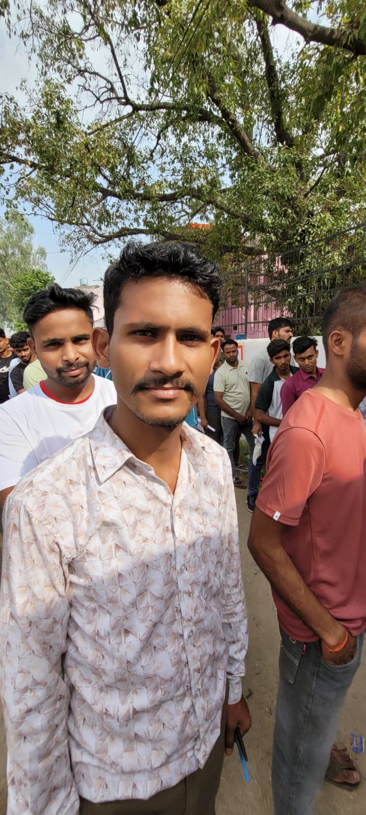 शहर के श्री गांधी स्मारक इंटर कॉलेज के बाहर अभ्यर्थियों की चेकिंग करते पुलिसकर्मी। संवाद शहर के श्री गांधी स्मारक इंटर कॉलेज के बाहर अभ्यर्थियों की चेकिंग करते पुलिसकर्मी। संवाद