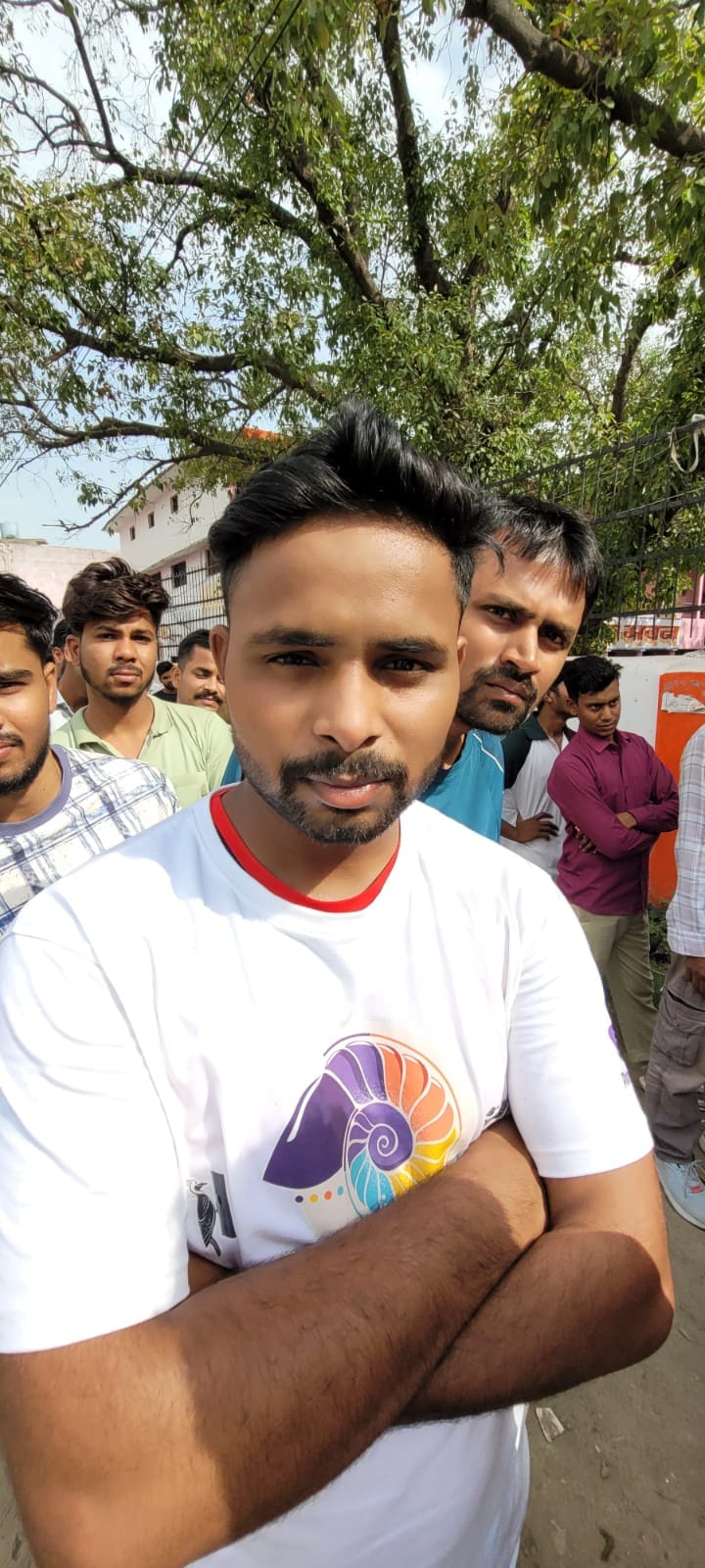 शहर के श्री गांधी स्मारक इंटर कॉलेज के बाहर अभ्यर्थियों की चेकिंग करते पुलिसकर्मी। संवाद शहर के श्री गांधी स्मारक इंटर कॉलेज के बाहर अभ्यर्थियों की चेकिंग करते पुलिसकर्मी। संवाद