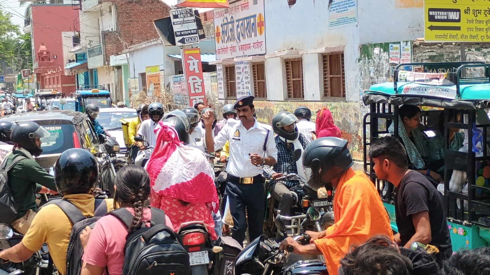 शहर के विशेश्वरगंज चौराहे पर तेज धूप में ट्रैफिक को नियंत्रित करता यातायात कर्मी। संवाद शहर के विशेश्वरगंज चौराहे पर तेज धूप में ट्रैफिक को नियंत्रित करता यातायात कर्मी। संवाद