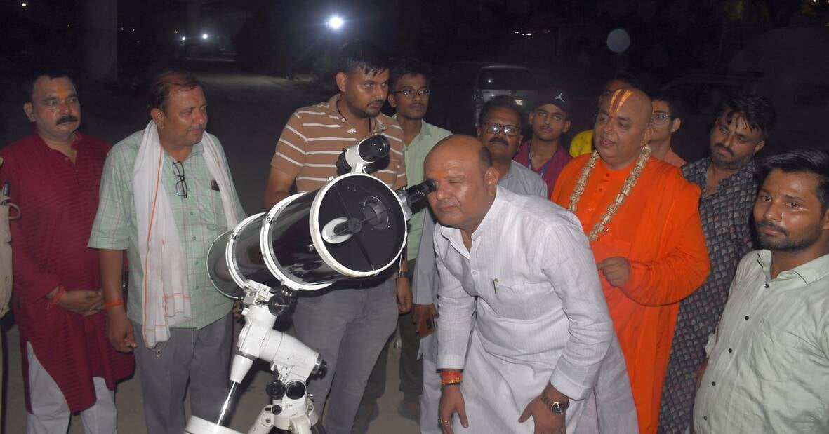 शुक्र और बृहस्पति ग्रह की गलबहियां देख हुए रोमांचित