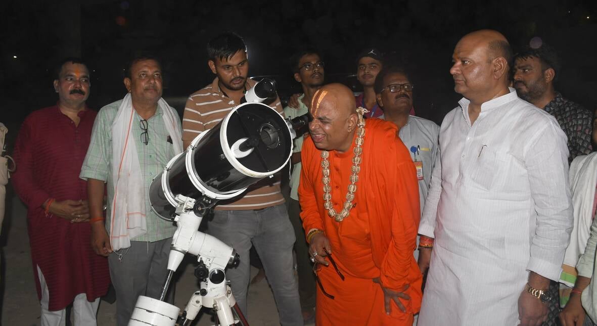 शुक्र और बृहस्पति ग्रह की गलबहियां देख हुए रोमांचित