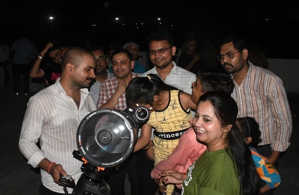 शुक्र और बृहस्पति ग्रह की गलबहियां देख हुए रोमांचित