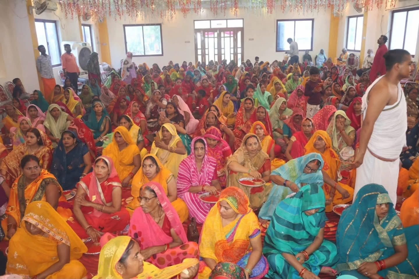 श्री विद्या महायज्ञ में उपस्थित स्वामी अभिषेक ब्रह्मचारी, पूर्व केंद्रीय मंत्री शाहनवाज हुसैन, 